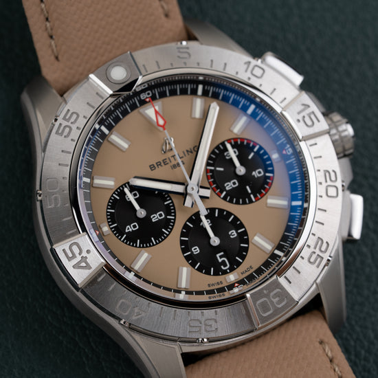Breitling Avenger AB0147101A1X1 - frontaal aanzicht met beige textielband en gedraaide bezel
