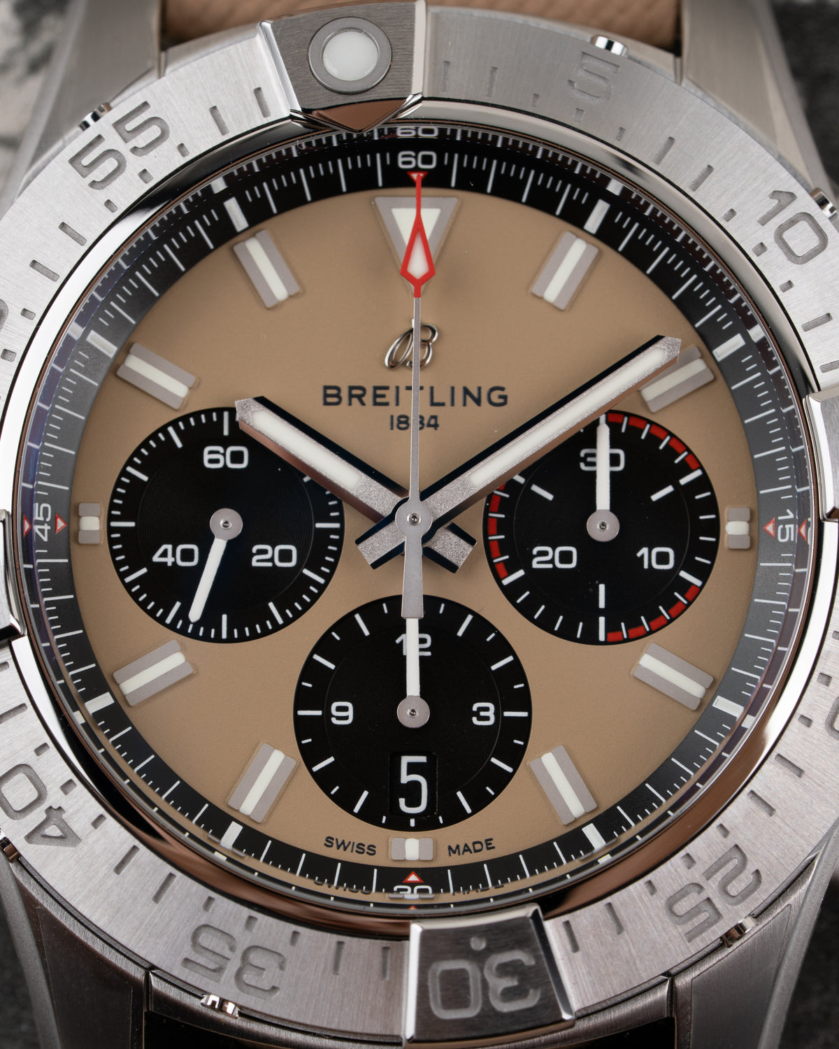 Breitling Avenger AB0147101A1X1 - macro close-up van de wijzerplaat met datumvenster op 6 uur