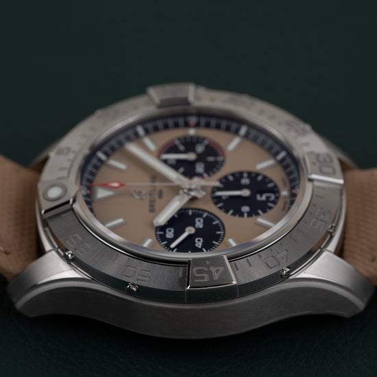 Breitling Avenger AB0147101A1X1 - zijaanzicht met kast en gekartelde bezelrand