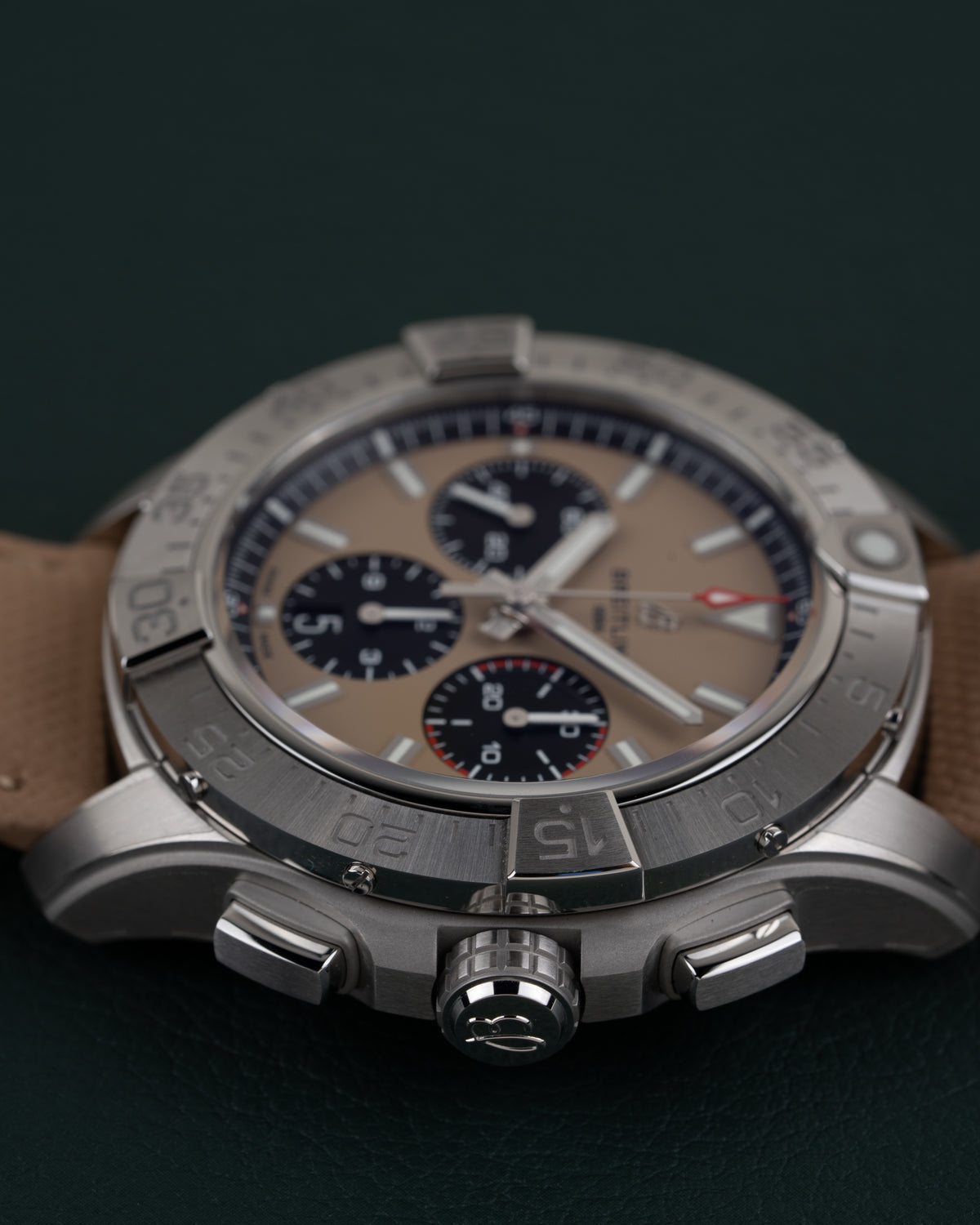Breitling Avenger AB0147101A1X1 - zijaanzicht met gegroefde kroon en drukknoppen