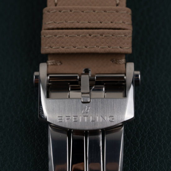 Breitling Avenger AB0147101A1X1 - close-up van de vouwsluiting met Breitling gravure
