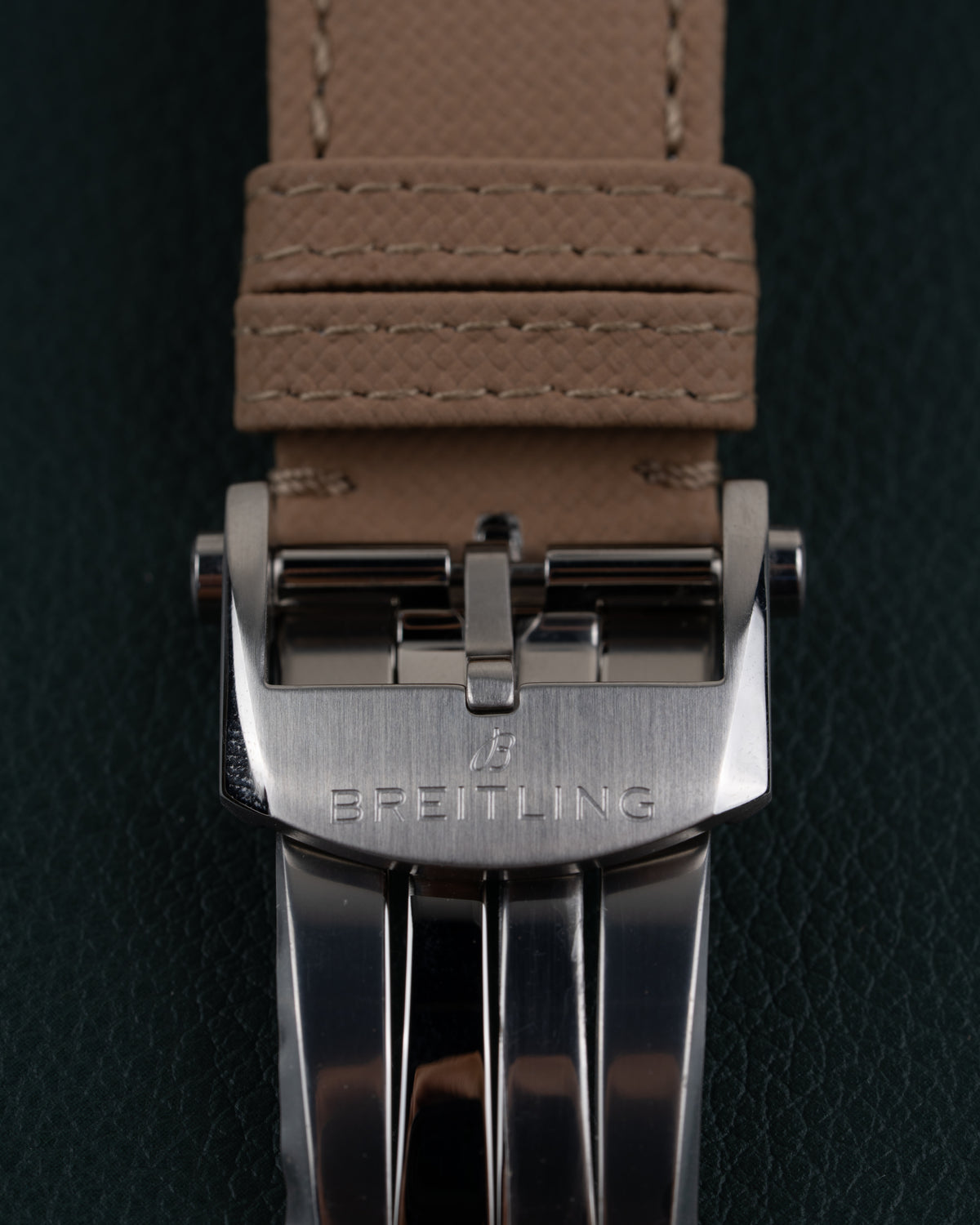 Breitling Avenger AB0147101A1X1 - close-up van de vouwsluiting met Breitling gravure