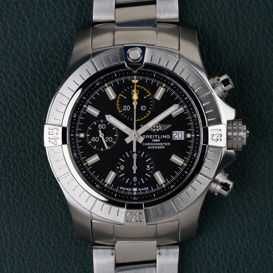 Breitling Avenger Chronograph 45 A13317101B1A1 - Volledig horloge recht van boven met zwarte wijzerplaat, gegroefde bezel en stalen schakelband