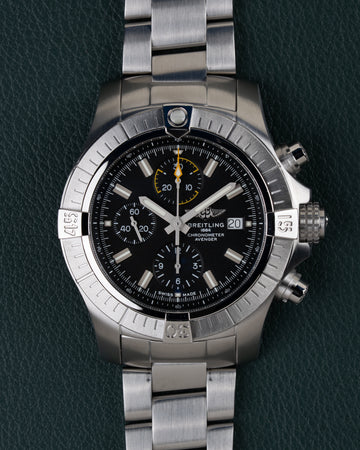 Breitling Avenger Chronograph 45 A13317101B1A1 - Volledig horloge recht van boven met zwarte wijzerplaat, gegroefde bezel en stalen schakelband