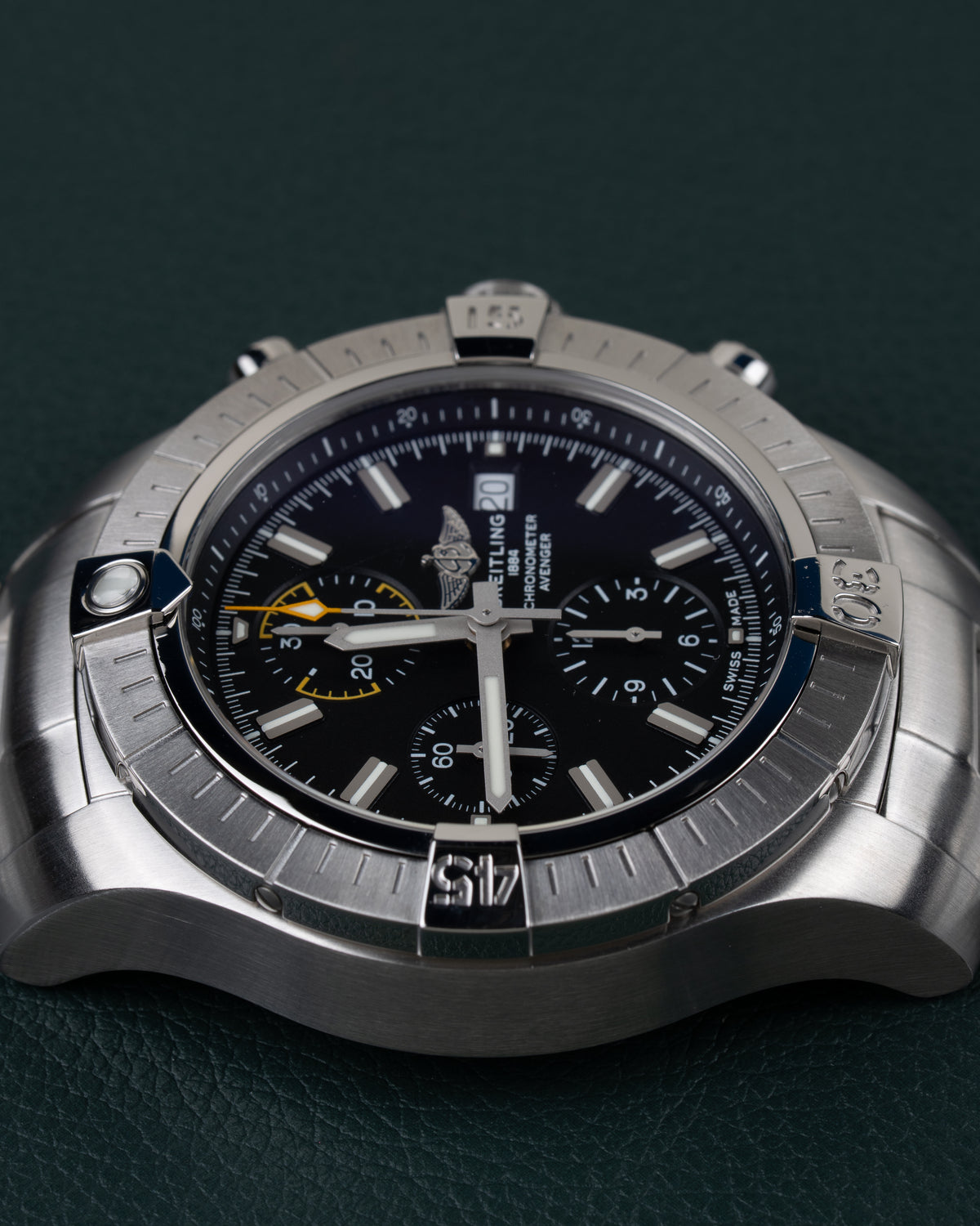Breitling Avenger Chronograph 45 A13317101B1A1 - Bovenaanzicht met de kroon en drukkers boven de kast en de wijzerplaat recht van voren