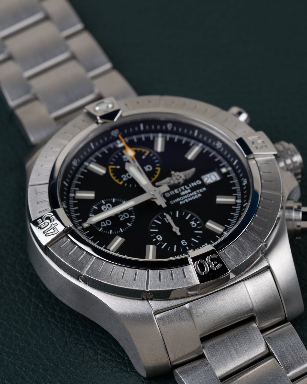 Breitling Avenger Chronograph 45 A13317101B1A1 - Frontaal aanzicht onder een hoek met de kroon en drukkers rechts en de schakelband schuin naar boven