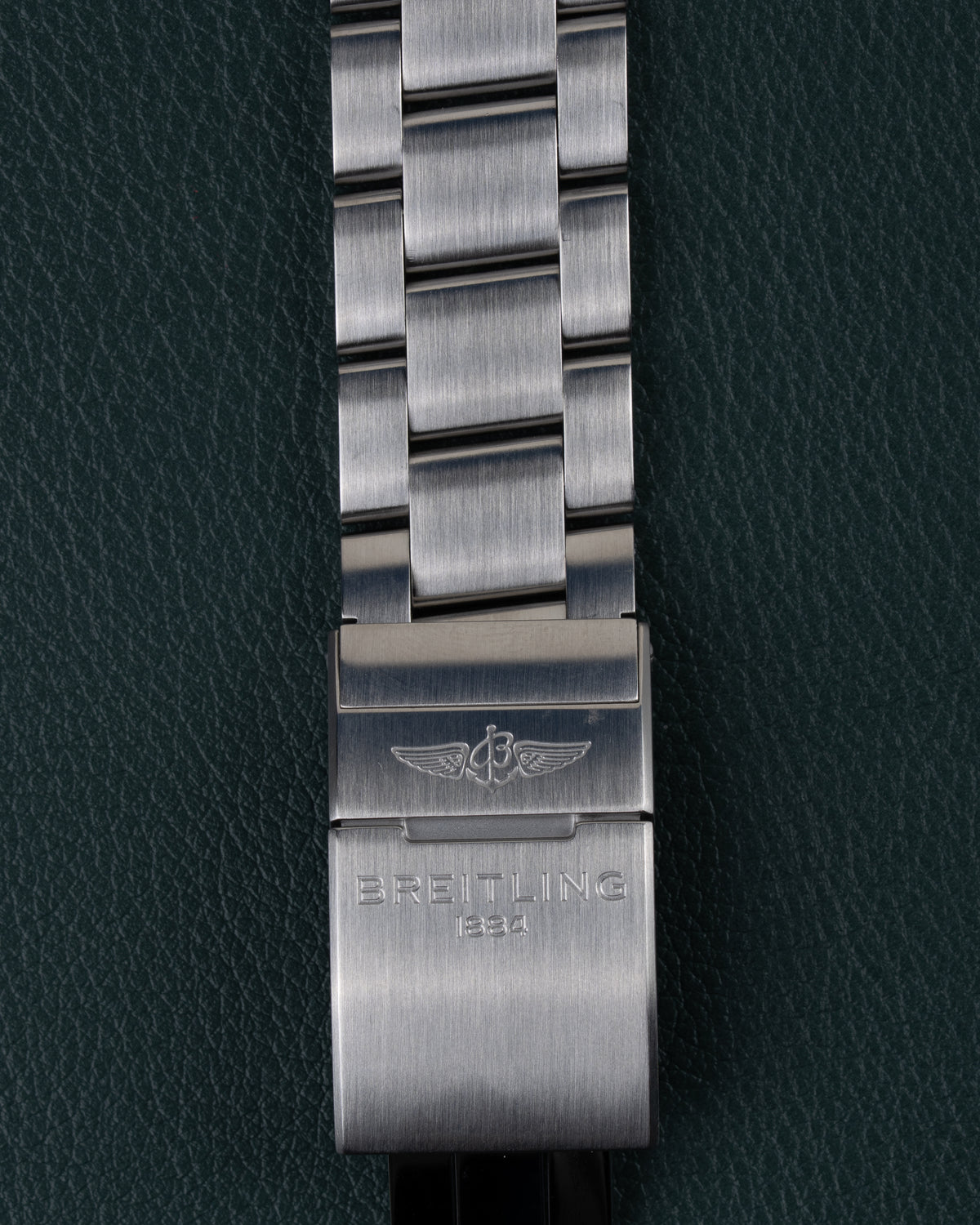 Breitling Avenger Chronograph 45 A13317101B1A1 - Close-up van de vouwsluiting met Breitling-logo en tekst op de stalen schakelband