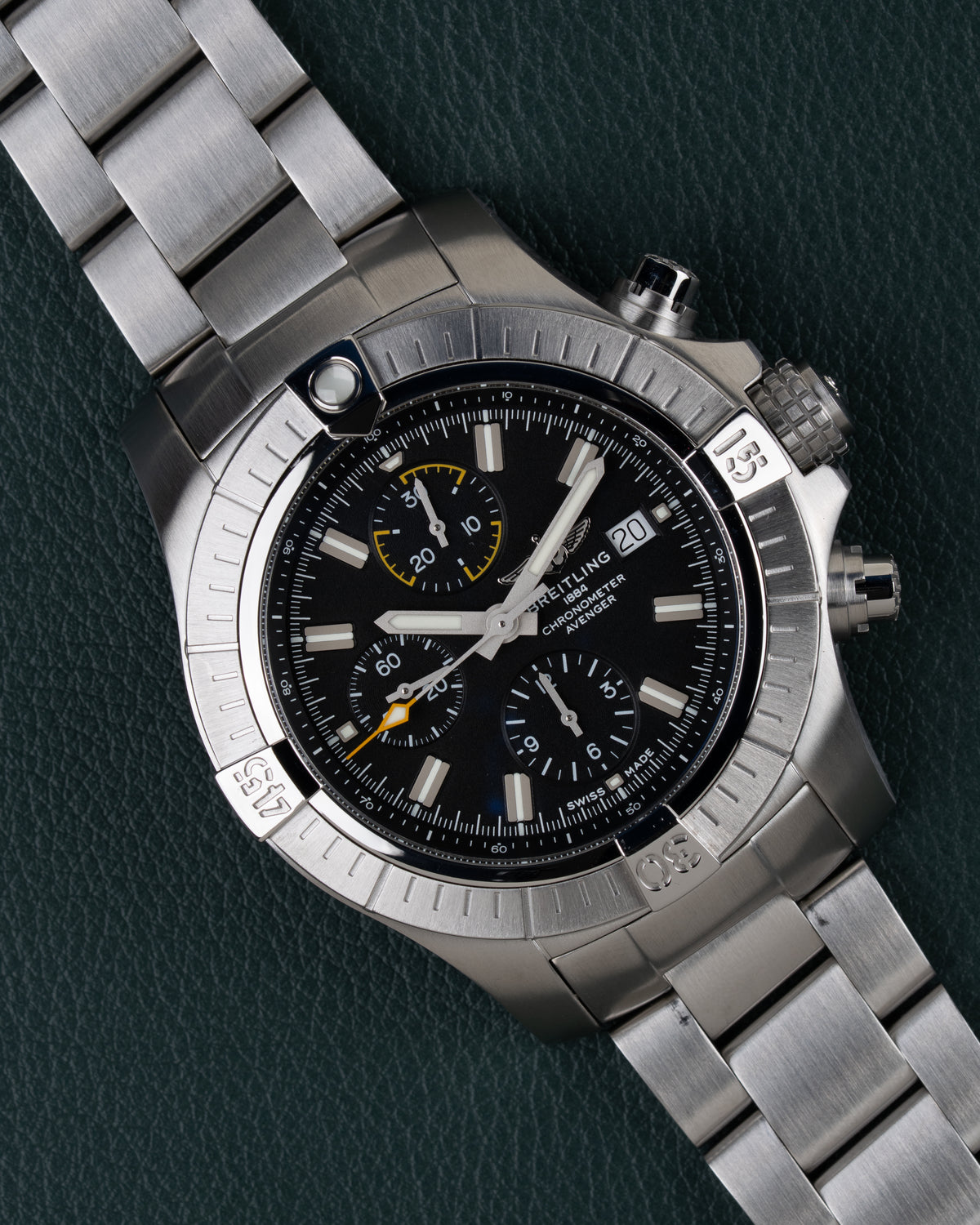 Breitling Avenger Chronograph 45 A13317101B1A1 - Frontaal aanzicht onder een hoek met de kroon en drukkers rechts