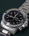 Breitling Avenger Chronograph 45 A13317101B1A1 - Frontaal aanzicht onder een steile hoek met de kroon en drukkers rechts en de schakelband schuin naar boven