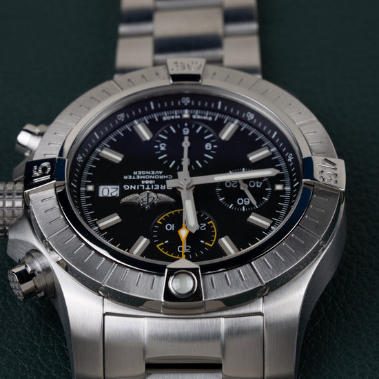 Breitling Avenger Chronograph 45 A13317101B1A1 - Bovenaanzicht ondersteboven met de kroon en drukkers aan de linkerzijde