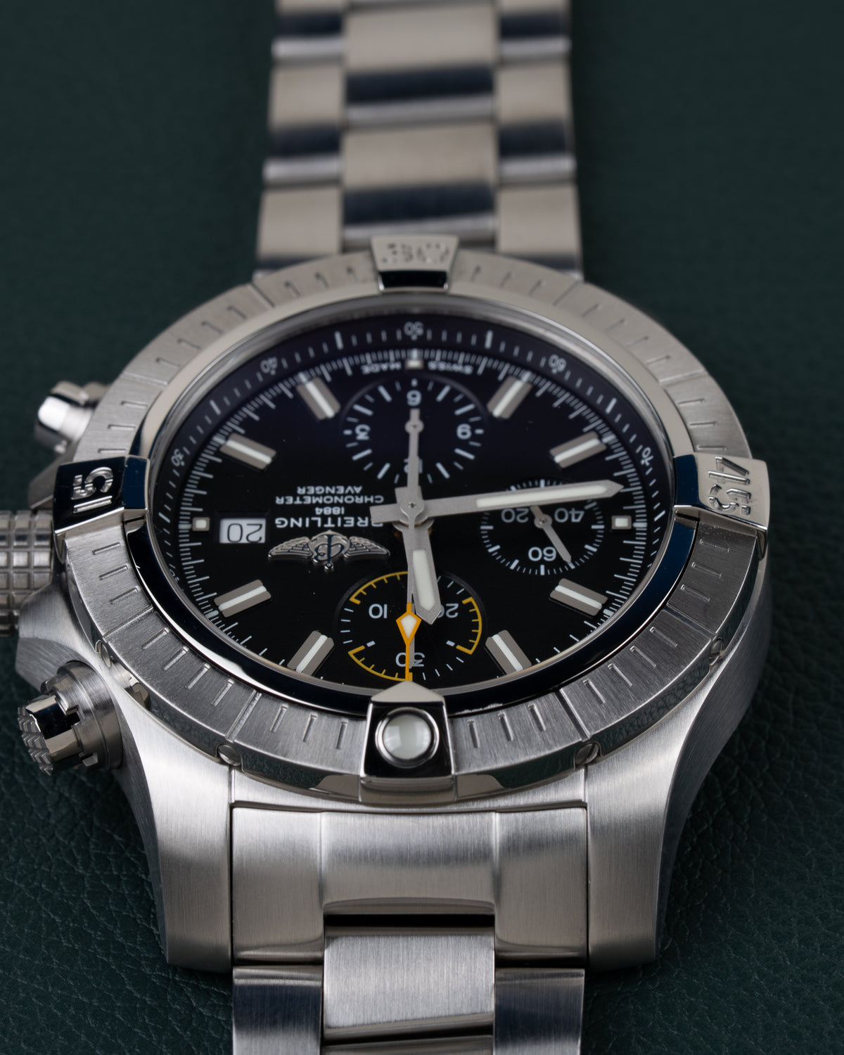 Breitling Avenger Chronograph 45 A13317101B1A1 - Bovenaanzicht ondersteboven met de kroon en drukkers aan de linkerzijde