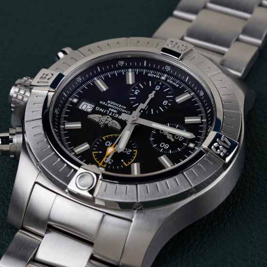 Breitling Avenger Chronograph 45 A13317101B1A1 - Bovenaanzicht ondersteboven onder een hoek met de kroon en drukkers aan de linkerzijde