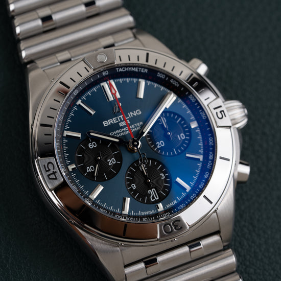 Breitling Chronomat AB0134101C1A1 - frontaal aanzicht met blauwe wijzerplaat en tachymeterschaal
