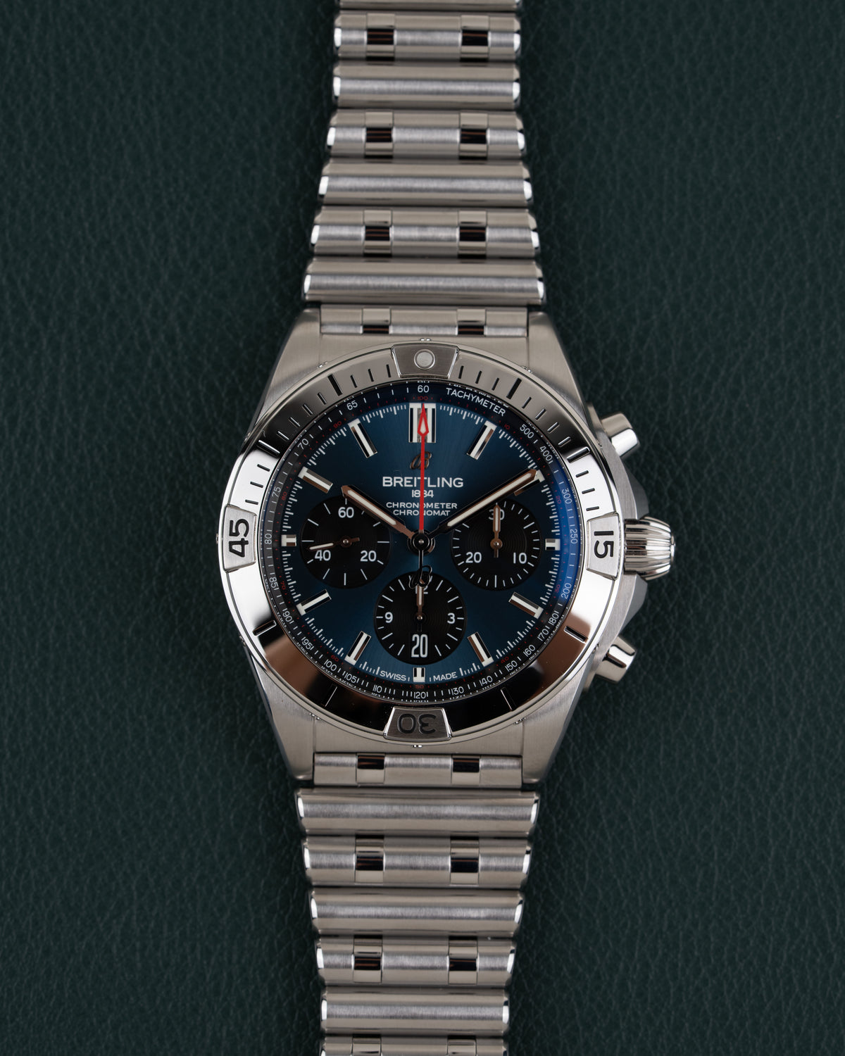 Breitling Chronomat AB0134101C1A1 - volledig horloge recht van boven met Rouleaux armband