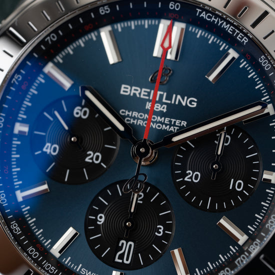 Breitling Chronomat AB0134101C1A1 - macro close-up van de wijzerplaat met datumvenster op 6 uur