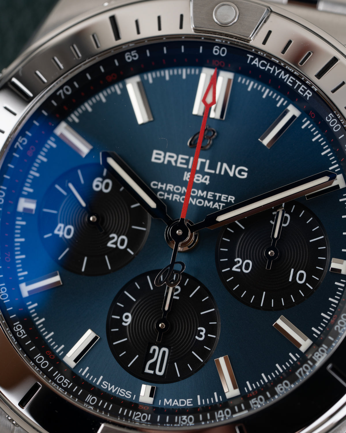Breitling Chronomat AB0134101C1A1 - macro close-up van de wijzerplaat met datumvenster op 6 uur