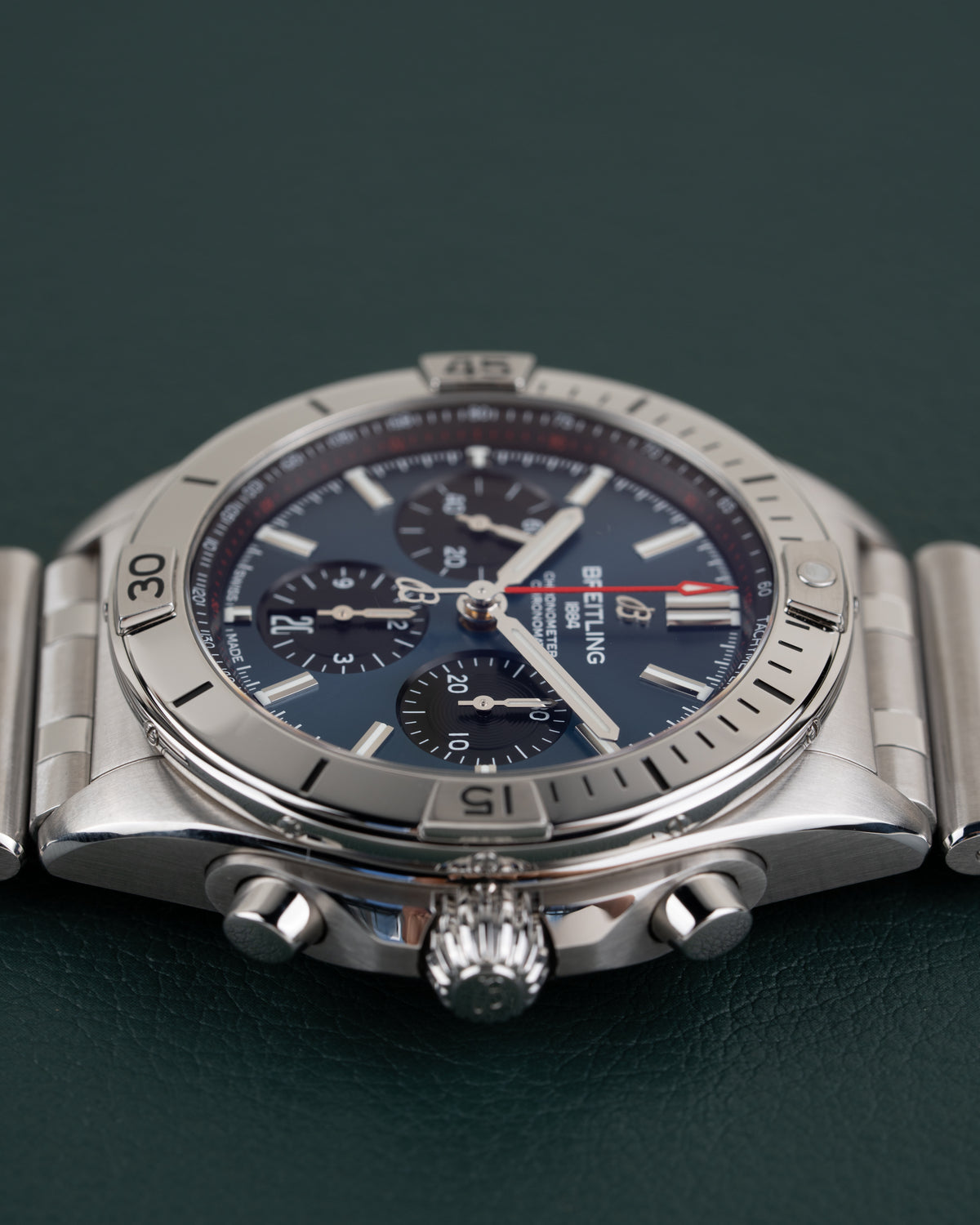 Breitling Chronomat AB0134101C1A1 - onderaanzicht met gegroefde kroon en drukknoppen