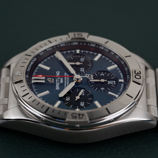 Breitling Chronomat AB0134101C1A1 - zijaanzicht met bezel en kroon aan de linkerzijde