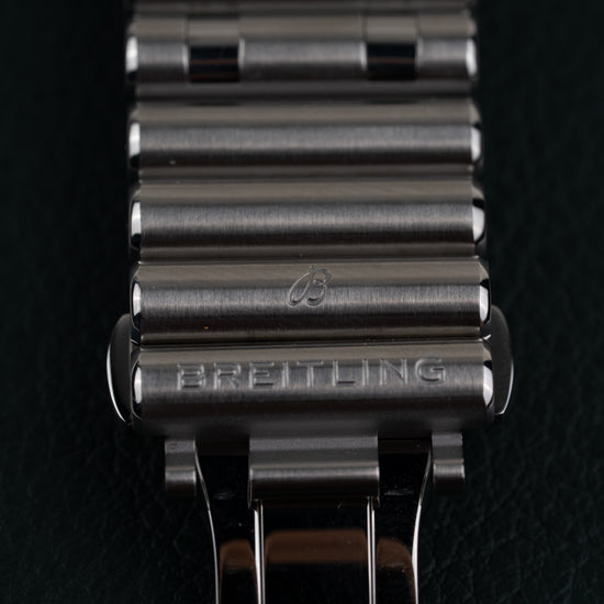 Breitling Chronomat AB0134101C1A1 - close-up van de vouwsluiting met Breitling gravure
