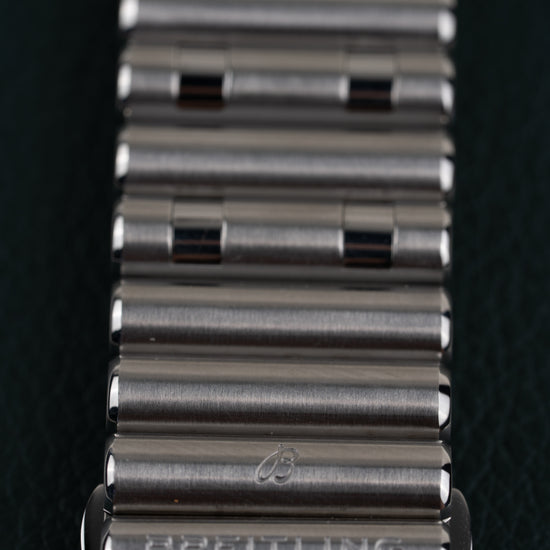 Breitling Chronomat AB0134101C1A1 - macro close-up van de Rouleaux schakels en de gesloten sluiting met Breitling gravure
