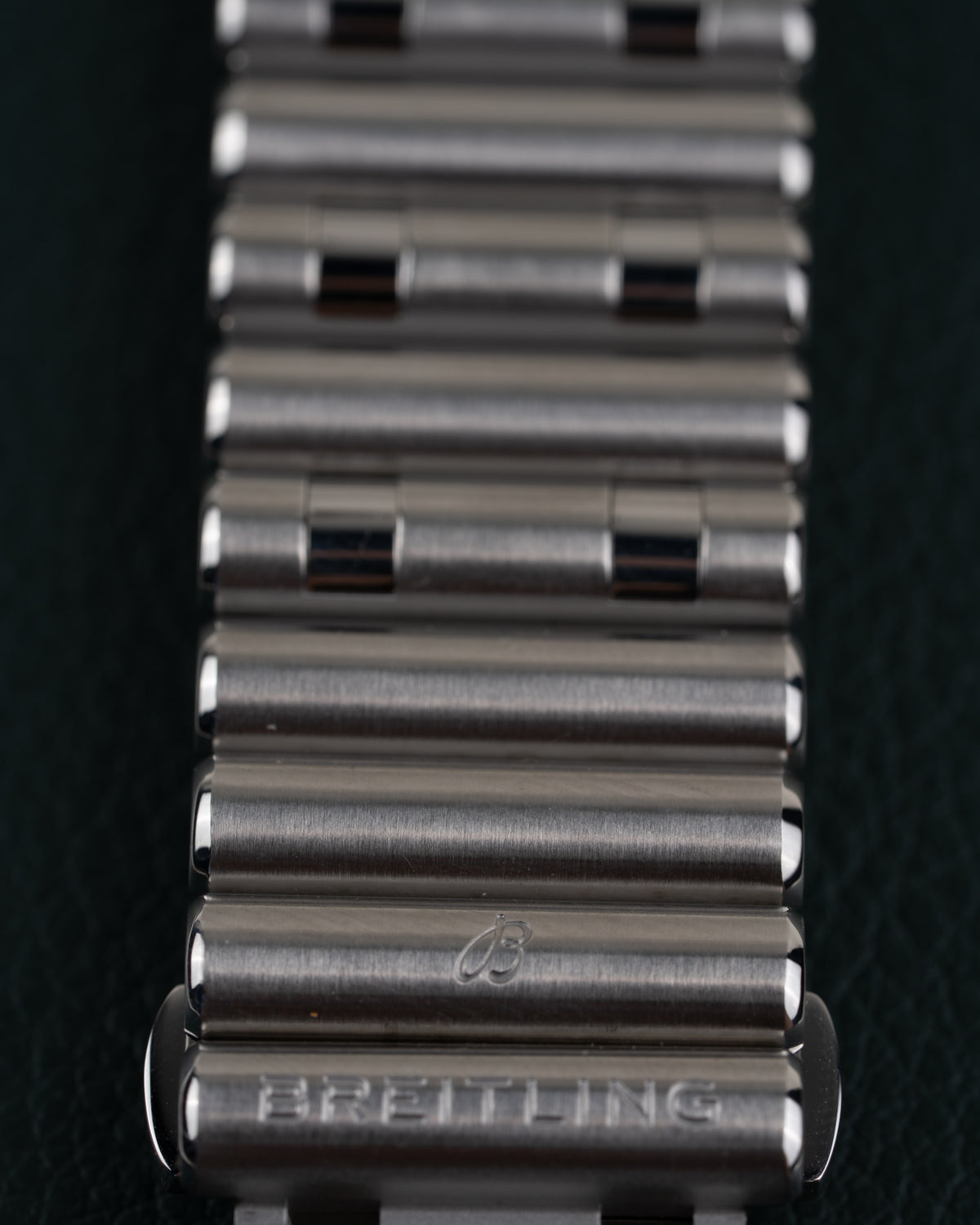 Breitling Chronomat AB0134101C1A1 - macro close-up van de Rouleaux schakels en de gesloten sluiting met Breitling gravure