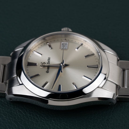 Grand Seiko Heritage Collection SBGV221 - Bovenaanzicht met de kroon boven de kast en het datumvenster op 12 uur