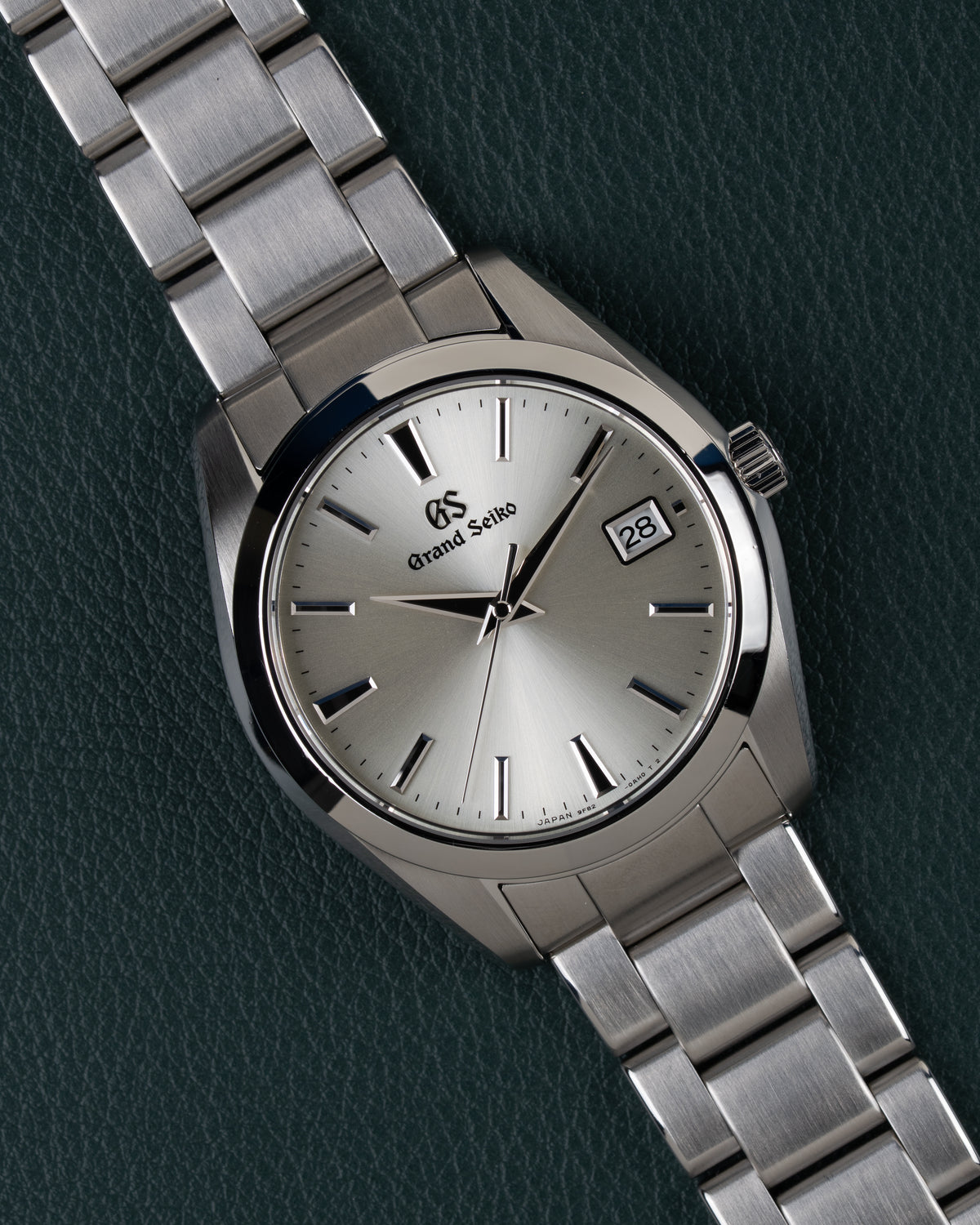 Grand Seiko Heritage Collection SBGV221 - Frontaal aanzicht onder een hoek met zilverkleurige wijzerplaat en de kroon rechts