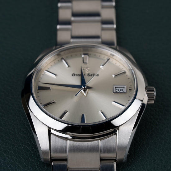 Grand Seiko Heritage Collection SBGV221 - Frontale close-up recht van voren met blauwe wijzers en de kroon rechts