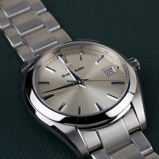 Grand Seiko Heritage Collection SBGV221 - Frontaal aanzicht onder een steile hoek met de kroon rechts en de schakelband schuin naar boven