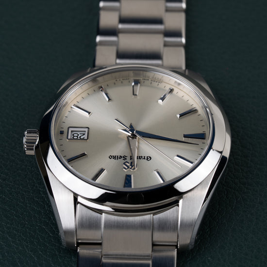 Grand Seiko Heritage Collection SBGV221 - Frontaal aanzicht ondersteboven met de kroon aan de linkerzijde