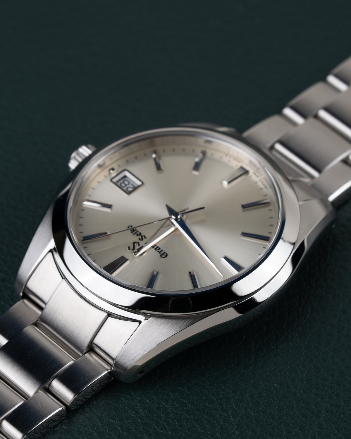 Grand Seiko Heritage Collection SBGV221 - Bovenaanzicht ondersteboven onder een hoek met de kroon aan de linkerzijde
