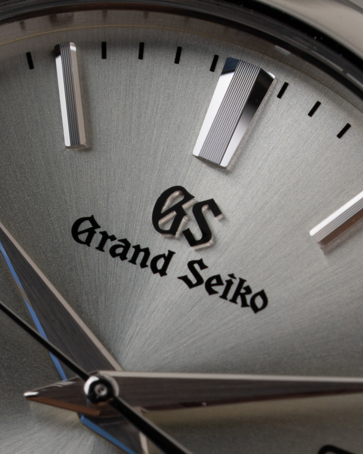 Grand Seiko Heritage Collection SBGX263 - extreme macro close-up van het GS logo en de urenwijzers op de wijzerplaat
