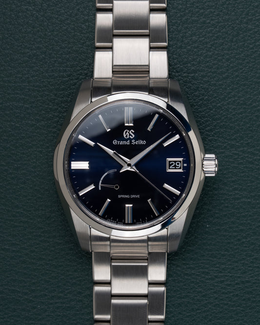 Grand Seiko Spring Drive SBGA439 - frontaal aanzicht van de middernachtblauwe wijzerplaat met gangreserve-indicator en datumvenster