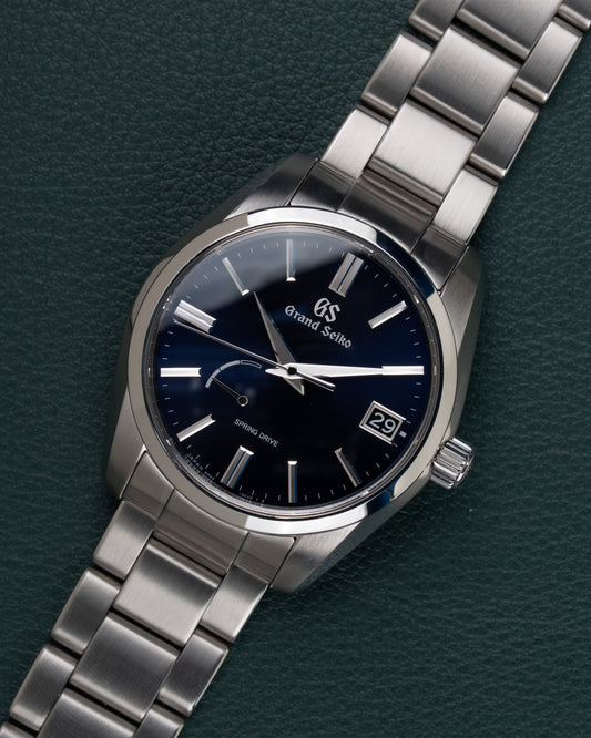 Grand Seiko Spring Drive SBGA439 - diagonaal aanzicht van het horloge, kroon rechts