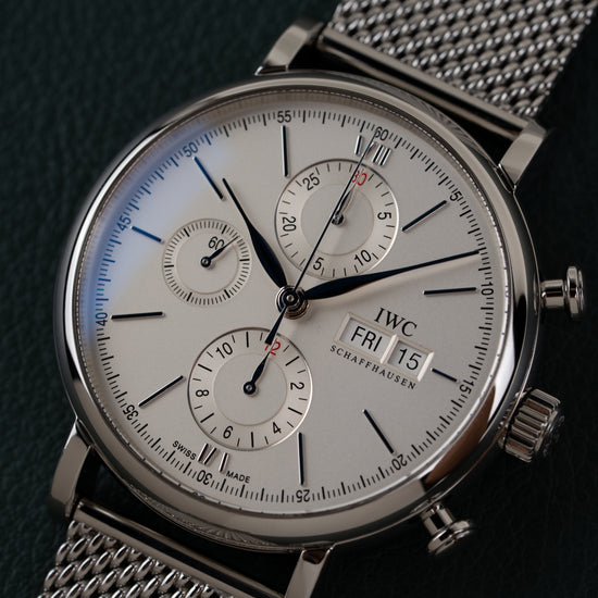 IWC Portofino Chronograph IW391009 - close-up frontaal onder een hoek met zilveren wijzerplaat en dag-datumaanduiding op 3 uur