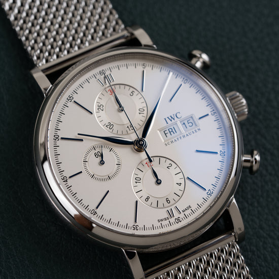 IWC Portofino Chronograph IW391009 - frontaal aanzicht met Milanese meshband en kroon met drukknoppen aan de rechterzijde