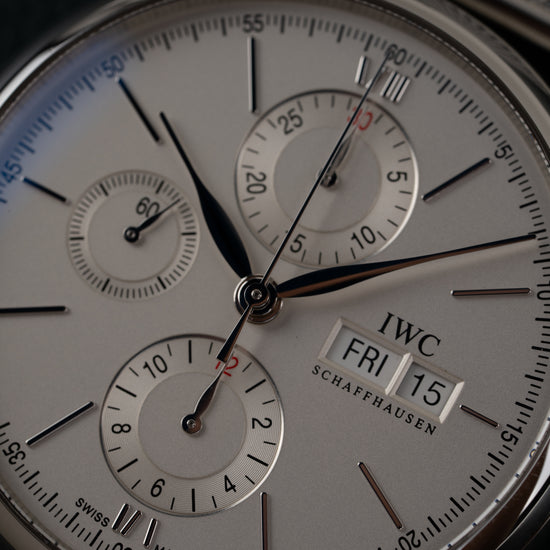 IWC Portofino Chronograph IW391009 - macro close-up van de wijzerplaat met de dag-datumaanduiding en subwijzerplaten