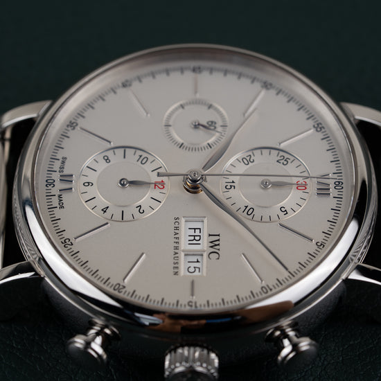 IWC Portofino Chronograph IW391009 - onderaanzicht met de gegroefde kroon en twee drukknoppen onderaan de kast