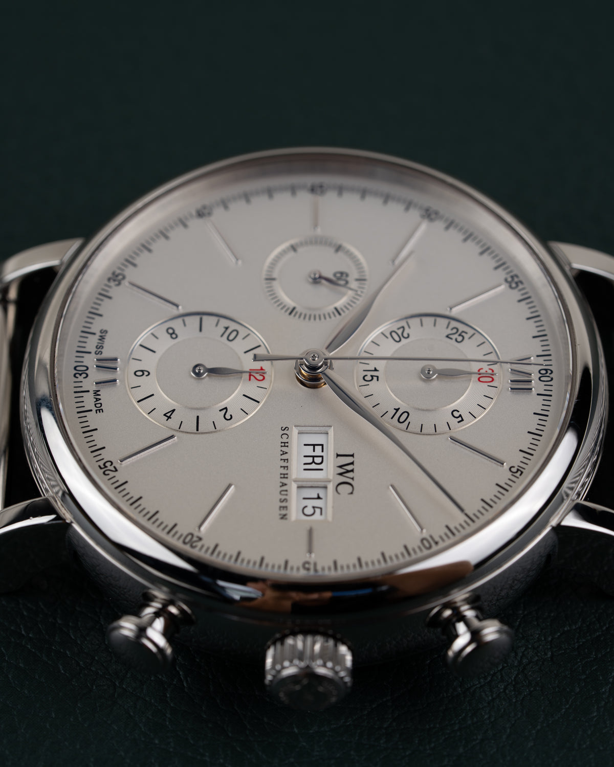 IWC Portofino Chronograph IW391009 - onderaanzicht met de gegroefde kroon en twee drukknoppen onderaan de kast