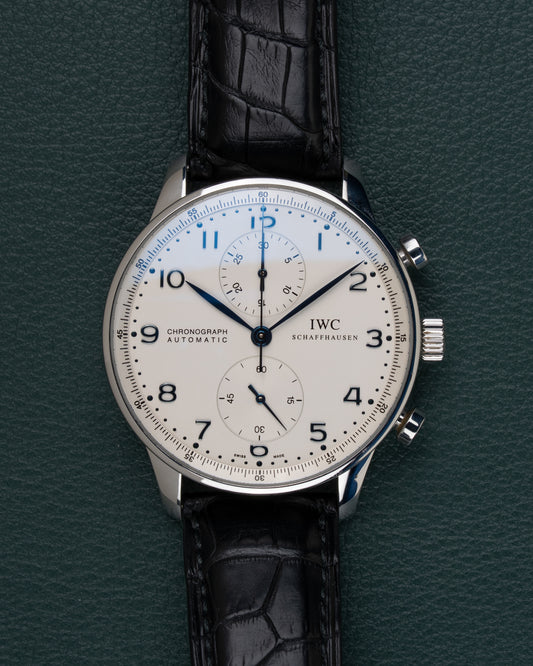 IWC Portugieser Chronograph IW371417 - frontaal aanzicht van de verzilverde wijzerplaat met blauwe Arabische cijfers en zwarte leren band