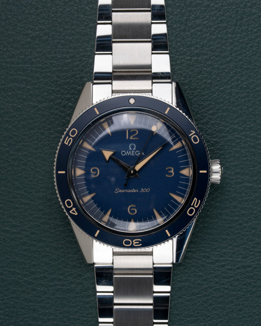 OMEGA Seamaster 300 Co-Axial 234.30.41.21.03.001 - frontaal aanzicht van de blauwe wijzerplaat met vintage-stijl indexen