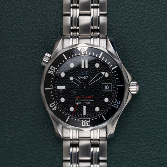 Omega Seamaster 300M 212.30.36.61.01.001 - frontaal aanzicht van de zwarte wijzerplaat met golfpatroon en zwarte keramische bezel