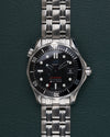 Omega Seamaster 300M 212.30.36.61.01.001 - frontaal aanzicht van de zwarte wijzerplaat met golfpatroon en zwarte keramische bezel