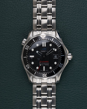 Omega Seamaster 300M 212.30.36.61.01.001 - frontaal aanzicht van de zwarte wijzerplaat met golfpatroon en zwarte keramische bezel