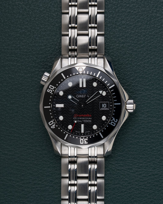 Omega Seamaster 300M 212.30.36.61.01.001 - frontaal aanzicht van de zwarte wijzerplaat met golfpatroon en zwarte keramische bezel