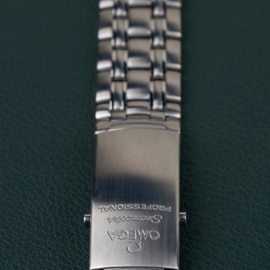 Omega Seamaster 300M 212.30.36.61.01.001 - close-up van de sluiting met Omega Seamaster Professional gravering