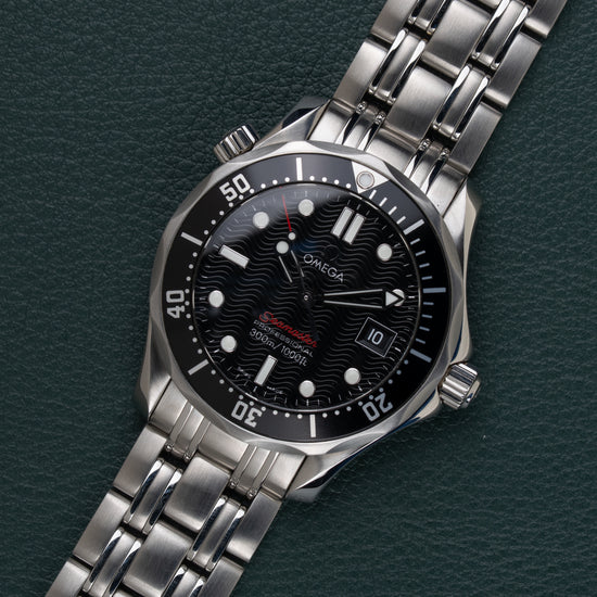 Omega Seamaster 300M 212.30.36.61.01.001 - diagonaal aanzicht van het horloge, kroon rechts