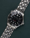 Omega Seamaster 300M 212.30.36.61.01.001 - diagonaal aanzicht van het horloge, kroon rechts