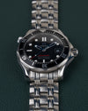 Omega Seamaster 300M 212.30.36.61.01.001 - close-up van de wijzerplaat en bezel, kroon rechts
