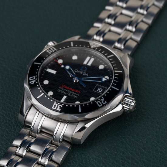 Omega Seamaster 300M 212.30.36.61.01.001 - tweede diagonaal aanzicht met goed zichtbaar golfpatroon op de wijzerplaat